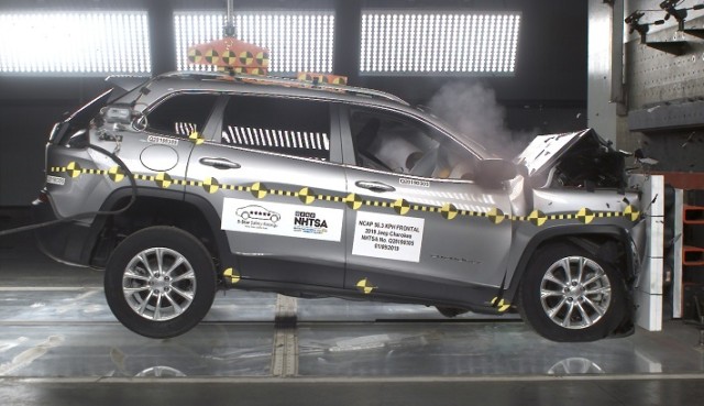 Crash test NHTSA: valutazione di quattro stelle per la Jeep Cherokee (anno 2023)