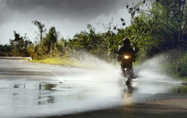 Guida sicura: come comportarsi in moto con asfalto bagnato